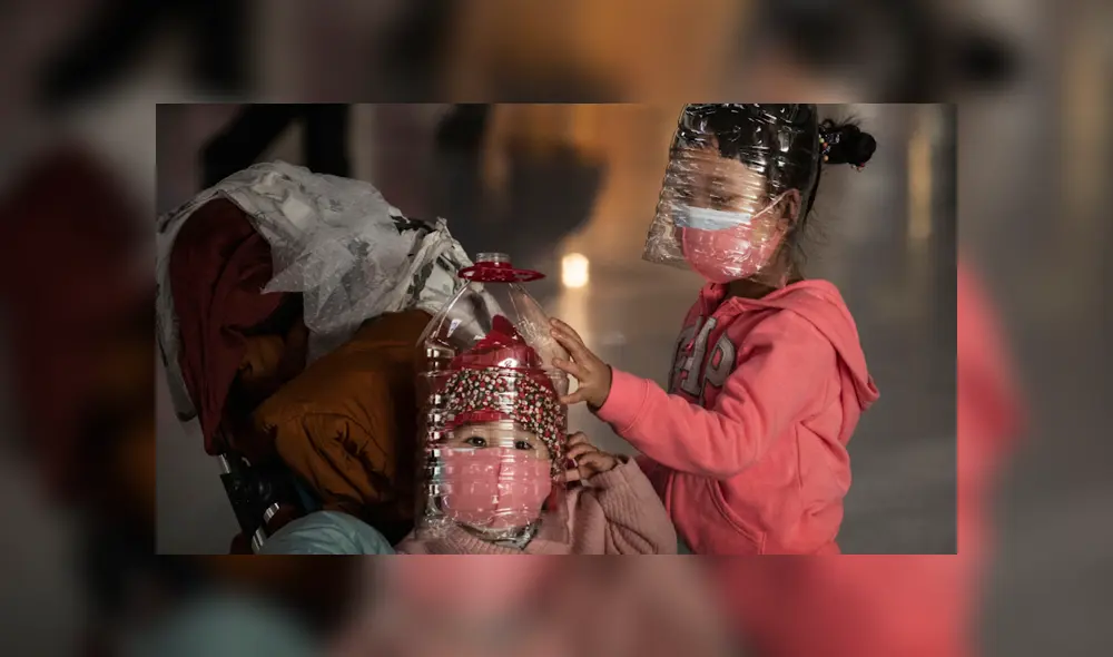 Ciudadanos chinos han recurrido al plástico para protegerse del coronavirus. (Foto: Twitter)
