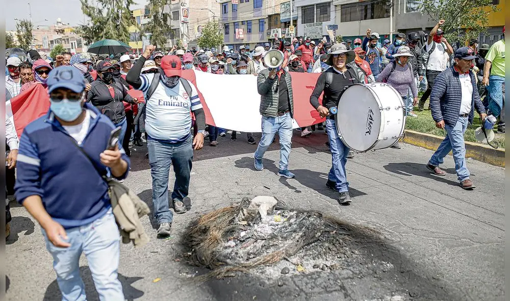 PROTESTAS EN CONTRA DE DINA BOLUARTE EN AREQUIPA Y EXIGIENDO EL CIERRE DEL CONGRESO  


