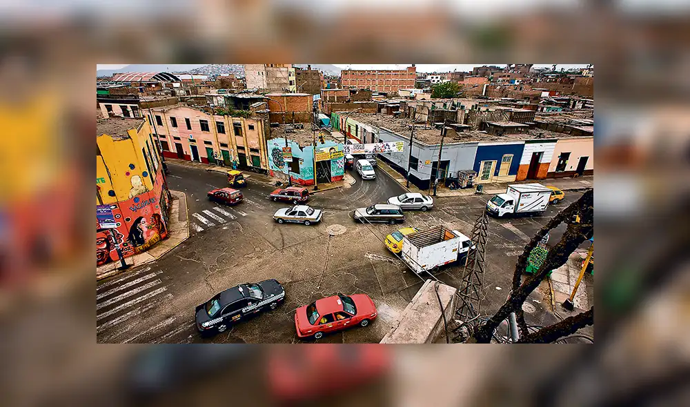 Urbe. Cinco esquinas. En la obra de Mario Vargas Llosa estas calles nos dicen que la ciudad "fue tragada por la selva".