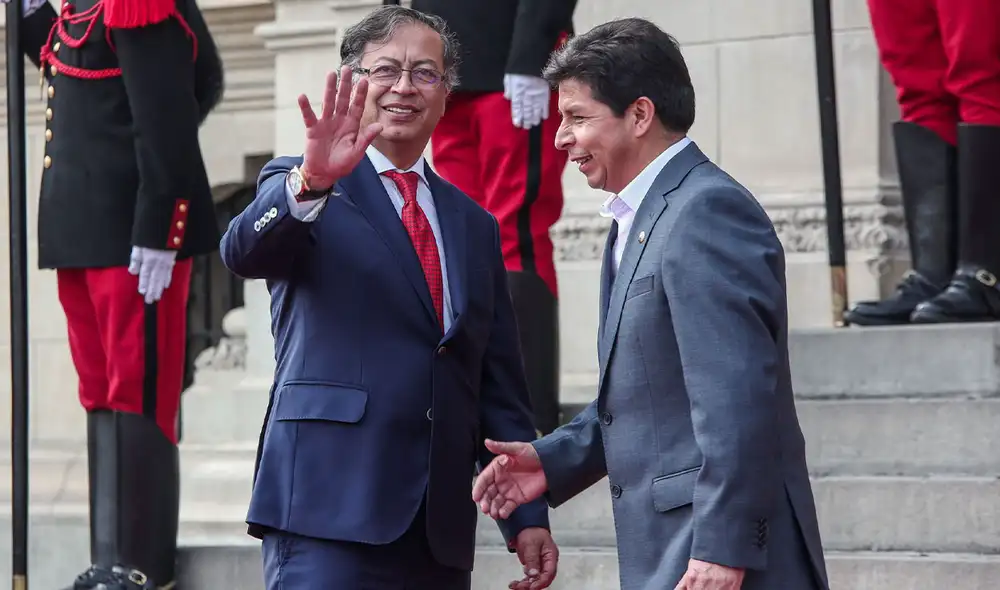 Gustavo Petro junto al exmandatario Pedro Castillo. Foto: EFE Gustavo Petro junto al exmandatario Pedro Castillo. Foto: EFE