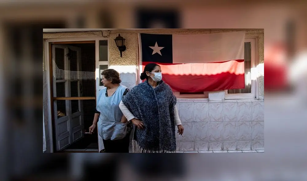 A family wait to recieve a box with food delivered by Municipal workers to families economically affected during the mandatory quarantine ordered by the Chilean government due to COVID-19 coronavirus pandemic, in Santiago, on May 22, 2020. - Chile began this Friday the delivery of 2.5 million boxes of food and cleaning products for the most vulnerable families in the country, amid protests in poor communities due to the lack of food and work caused by the coronavirus crisis. (Photo by MARTIN BERNETTI / AFP) A family wait to recieve a box with food delivered by Municipal workers to families economically affected during the mandatory quarantine ordered by the Chilean government due to COVID-19 coronavirus pandemic, in Santiago, on May 22, 2020. - Chile began this Friday the delivery of 2.5 million boxes of food and cleaning products for the most vulnerable families in the country, amid protests in poor communities due to the lack of food and work caused by the coronavirus crisis. (Photo by MARTIN BERNETTI / AFP)