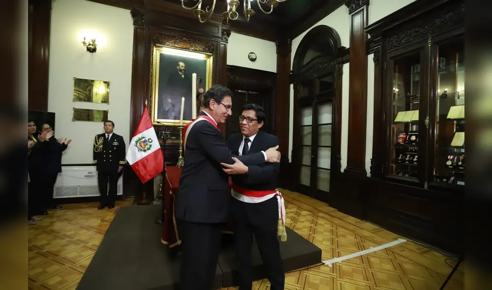 Martín Vizcarra saludo a Vicente Zeballos, ahora también exparlamentario, como nuevo titular de la PCM. Foto: Presidencia. Martín Vizcarra saludo a Vicente Zeballos, ahora también exparlamentario, como nuevo titular de la PCM. Foto: Presidencia.