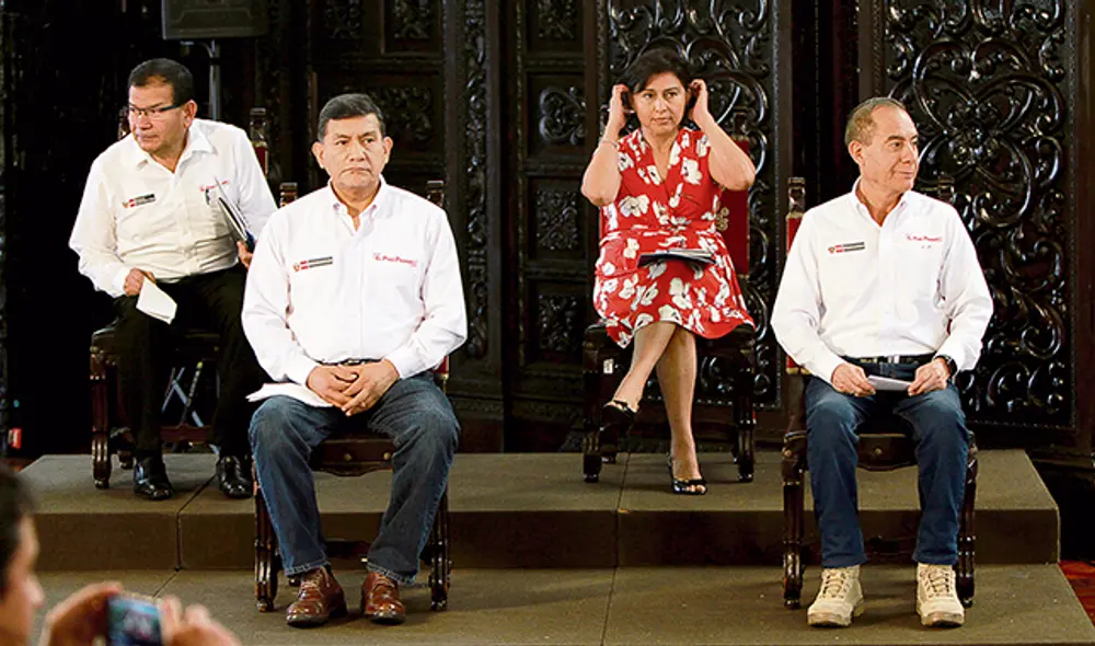 Policía y ejército. Ministros Carlos Morán y Walter Martos dirigirán que se acaten normas. Foto: V. Calderón Policía y ejército. Ministros Carlos Morán y Walter Martos dirigirán que se acaten normas. Foto: V. Calderón