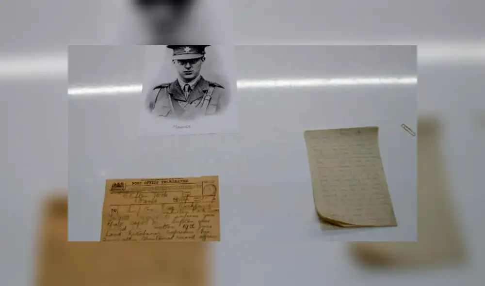 Twitter: Compra una biblia y encuentra curioso objeto histórico dentro [FOTOS]