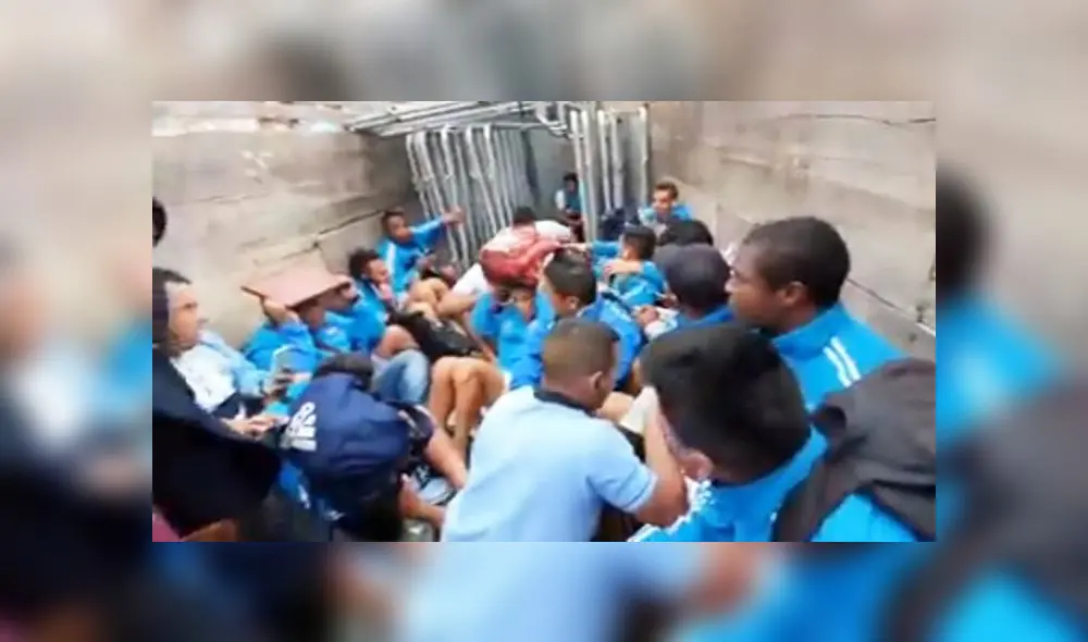 Jugadores del Llacuabamba tuvieron que salir del estadio escondidos en un camión.
