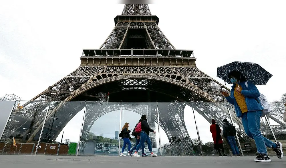 Paris (France), 14/03/2020.- A woman wearing a face mask passes by the Eiffel Tower, which closed as part of measures to contain the spread of coronavirus SARS-CoV-2 which causes the Covid-19 disease, in Paris, France, 14 March 2020. France will ban all gatherings of more than 100 people due to the coronavirus pandemic, French Prime Minister Philippe announced on 13 March 2020. President Macron announced the closing of schools, high schools and nurseries from 16 March 2020 on. Over 3,660 cases of COVID-19 infections and 79 deaths have been confirmed so far in France, reports state. (Francia) EFE/EPA/IAN LANGSDON
