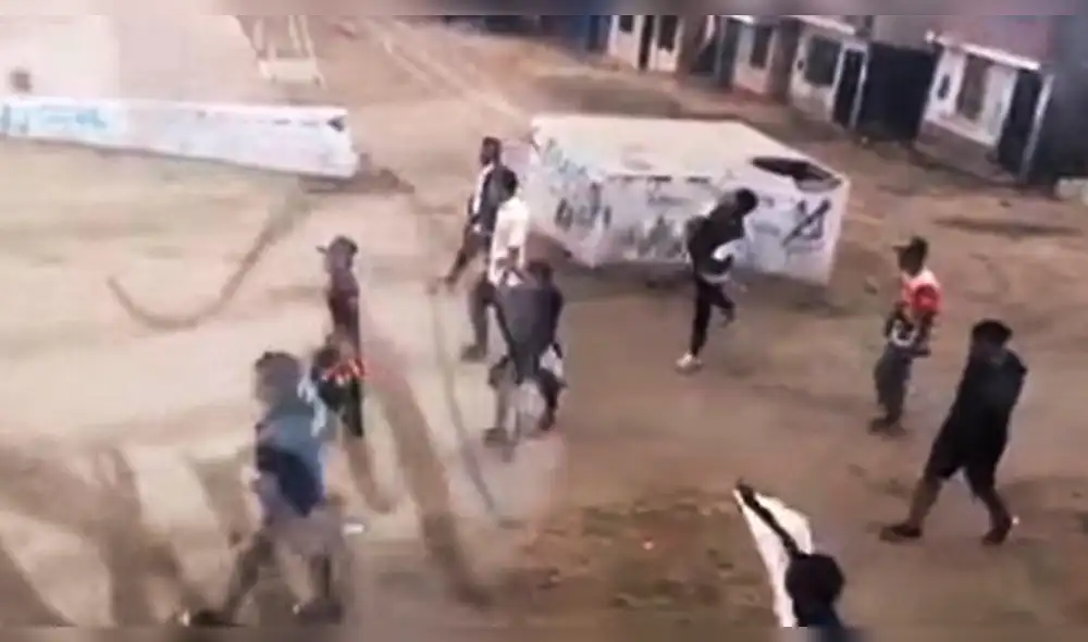 Hinchas se enfrentan en la vía pública.