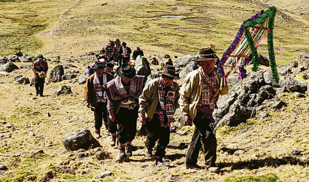 Ritos. Pobladores se dirigen a la montaña tutelar. Ritos. Pobladores se dirigen a la montaña tutelar.