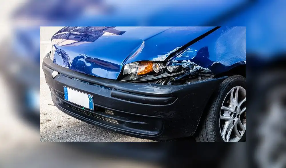 a small blue car damaged in the anterior left lights a small blue car damaged in the anterior left lights