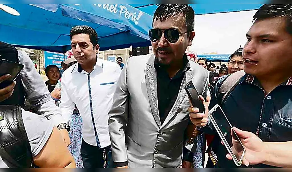 ELMER CACERES LLICA GOBERNADOR REGIONALDE AREQUIPA EN INAUGURACION DE JARDIN CORAZON DE JESUS DEL DISTRITO DE SOCABAYA 