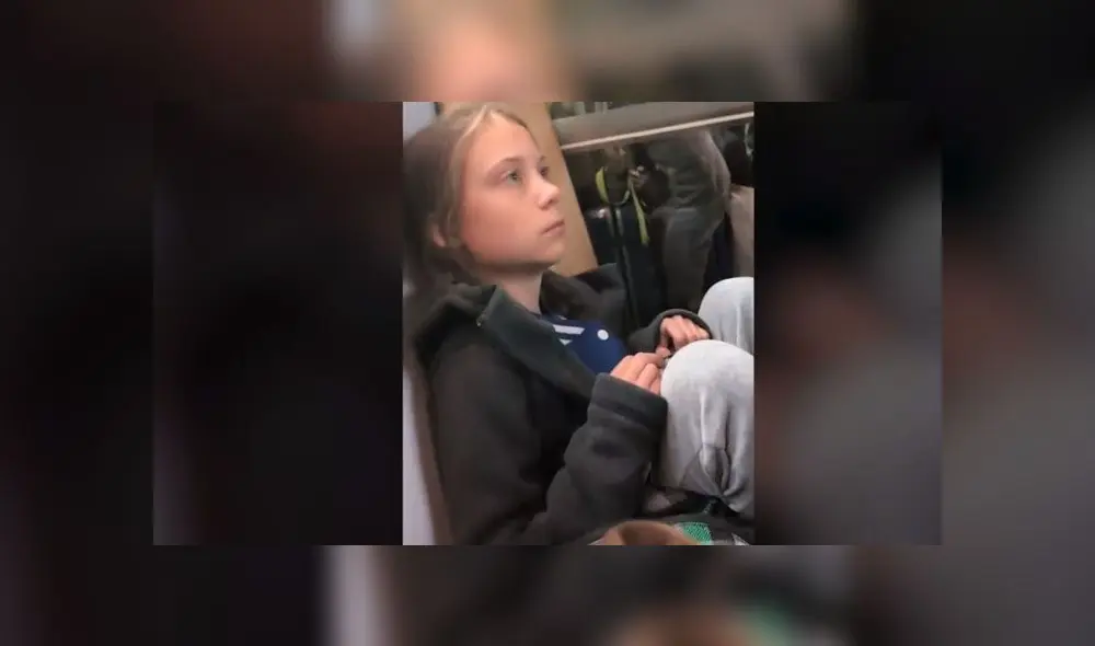 Greta Thunberg mostró un video donde aparece viajando sentada en el piso. Foto: captura Greta Thunberg mostró un video donde aparece viajando sentada en el piso. Foto: captura