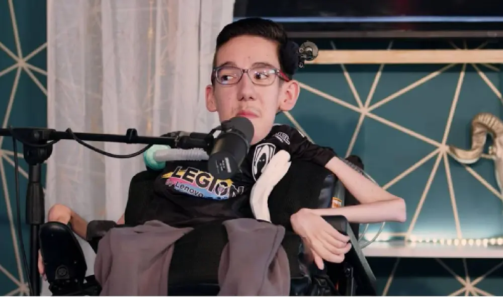 Brianneitor tiene apenas 20 años, pero tuvo que dejar los estudios debido a su enfermedad. Foto: composición LR/captura de Youtube/@club113 Brianneitor tiene apenas 20 años, pero tuvo que dejar los estudios debido a su enfermedad. Foto: composición LR/captura de Youtube/@club113