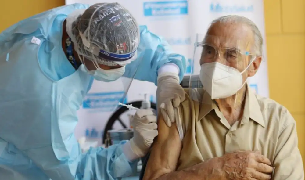Los adultos mayores de 100 años que viven en SJL y San Martín de Porres recibirán en sus casas la vacuna Pfizer. Foto: difusión