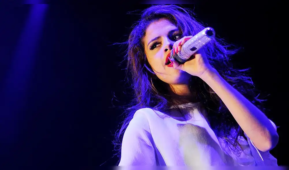 Selena Gómez impacta con peculiares fotos comiendo pasta