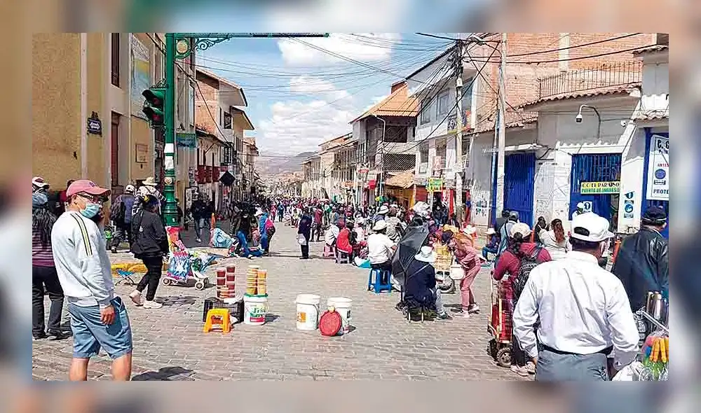 CUARENTENA A MEDIAS. Cientos de ciudadanos salen a diario a las calles a trabajar o estar incluCUARENTENA A MEDIAS. Cientos de ciudadanos salen a diario a las calles a trabajar o estar inclusive en parques de la ciudad.sive en parques de la ciudad.