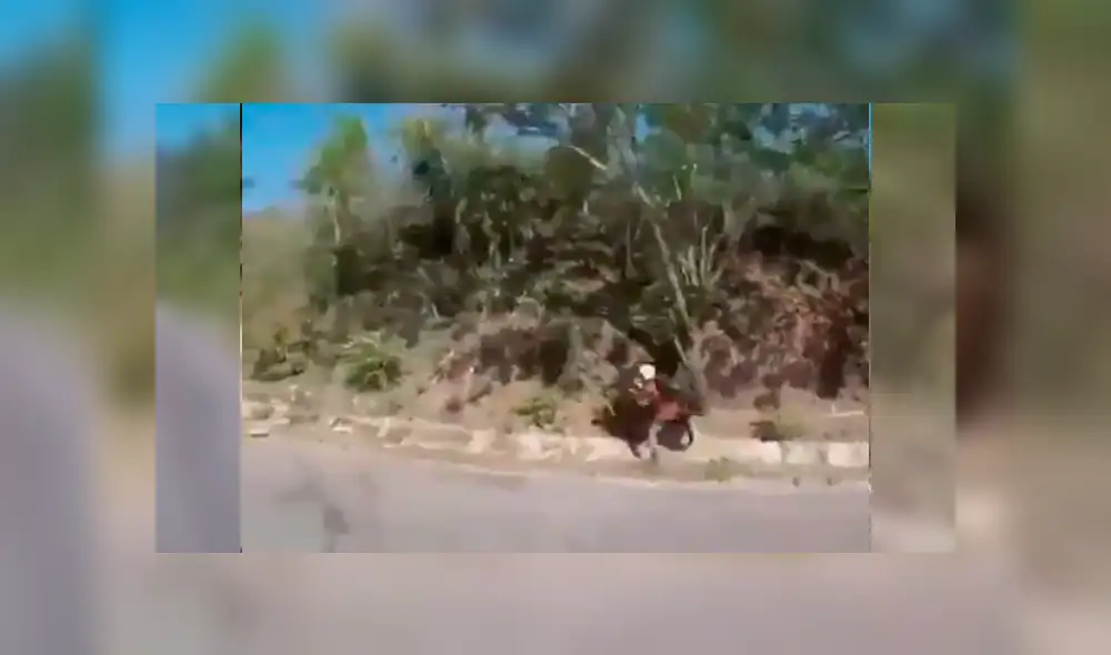 Joven se encuentra con su mejor amigo, lo saluda en plena carretera y ocasiona aparatoso accidente. Joven se encuentra con su mejor amigo, lo saluda en plena carretera y ocasiona aparatoso accidente.