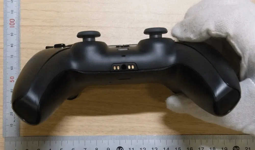 Parte inferior del mando de PS5. Foto: Twitter / @welltest789