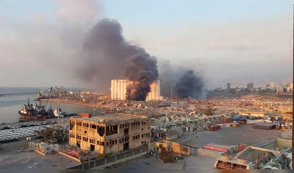 Una densa nube de humo cubrió el puerto de Beirut. Foto: Efe. Una densa nube de humo cubrió el puerto de Beirut. Foto: Efe.