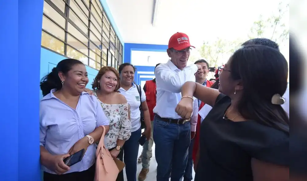 Martín Vizcarra saluda de “codito” para evitar coronavirus Martín Vizcarra saluda de “codito” para evitar coronavirus