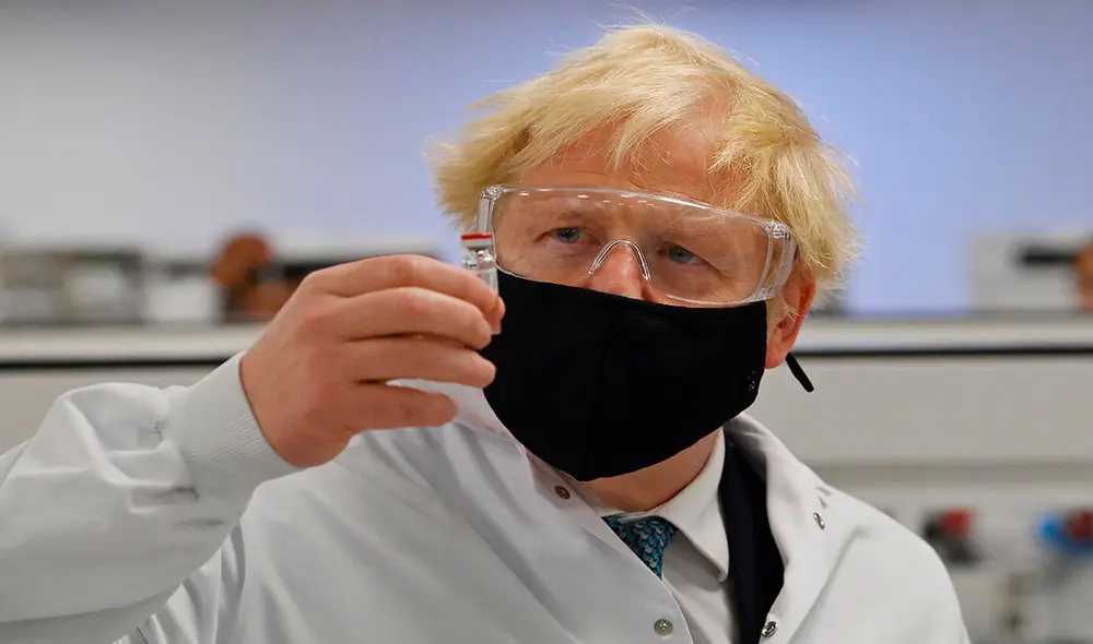 El primer ministro británico Boris Johnson con la posible vacuna de Oxford/AstraZeneca contra el coronavirus SARS-CoV-2. Foto: AFP El primer ministro británico Boris Johnson con la posible vacuna de Oxford/AstraZeneca contra el coronavirus SARS-CoV-2. Foto: AFP