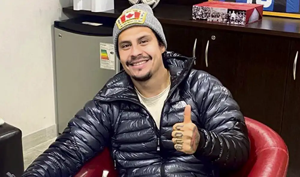 La rúbrica. El delantero Patricio Rubio firmando el contrato que lo une al club íntimo hasta diciembre del 2021.