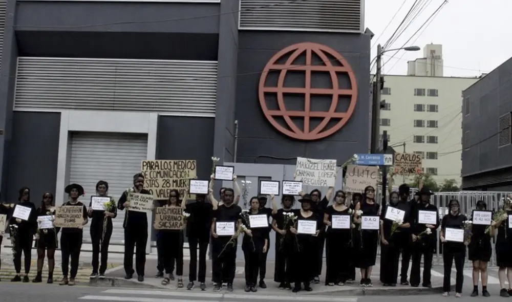 Artistas se plantaron en los exteriores de los canales de televisión a fin de visibilizar fallecimientos en protestas. Foto: Facebook/El Galpón.espacio Artistas se plantaron en los exteriores de los canales de televisión a fin de visibilizar fallecimientos en protestas. Foto: Facebook/El Galpón.espacio
