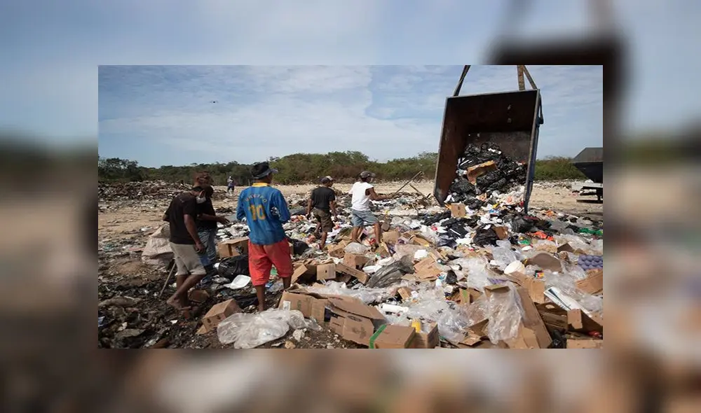 Incluso los venezolanos están en el lugar justo cuando el camión de la basura arroja los desechos. Foto: EFE