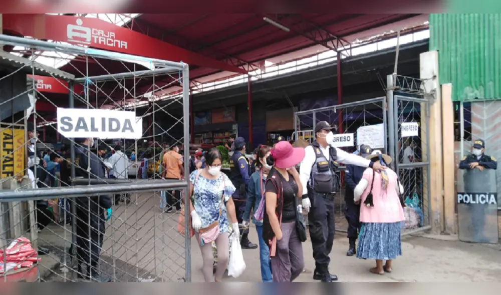 Cientos de personas acuden al mercado Grau en Tacna.