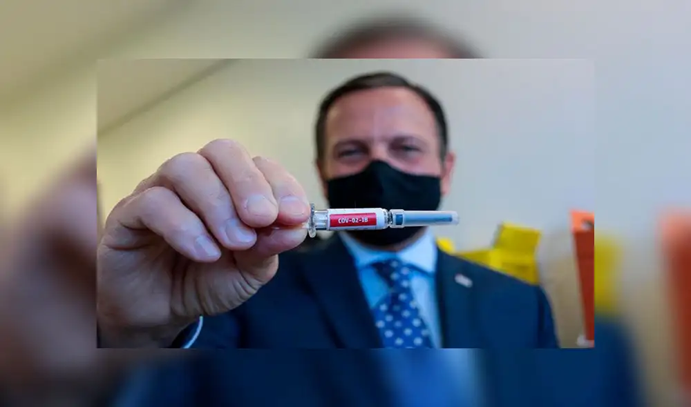 El gobernador Doria con una vacuna contra el coronavirus producida por la compañía china Sinovac Biotech en un hospital de Sao Paulo. Foto: AFP El gobernador Doria con una vacuna contra el coronavirus producida por la compañía china Sinovac Biotech en un hospital de Sao Paulo. Foto: AFP