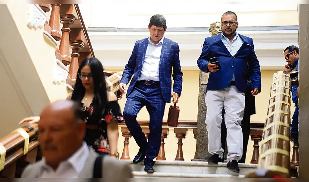 Juntos. Agustín Lozano (izquierda) y Marcos Gasco (derecha), luego de suscribir el convenio a puertas cerradas. Juntos. Agustín Lozano (izquierda) y Marcos Gasco (derecha), luego de suscribir el convenio a puertas cerradas.