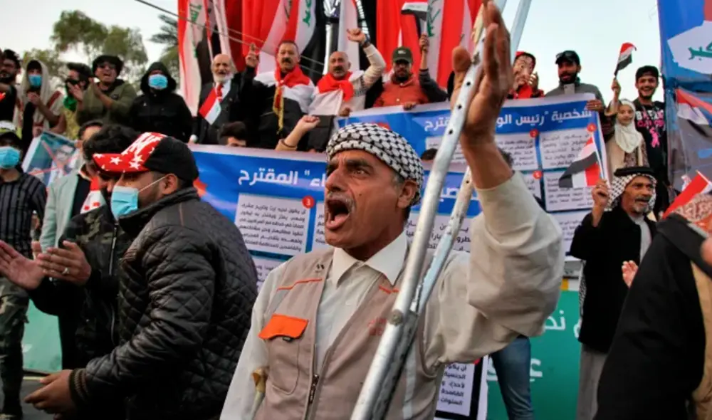 Manifestantes corean consignas contra Irán en la plaza Tahrir durante manifestaciones antigubernamentales en Bagdad, Irak, el 26 de diciembre de 2019. Foto: AP