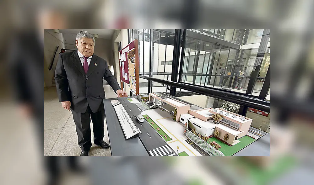 Rector. Orestes Cachay señala una maqueta del proyecto.
