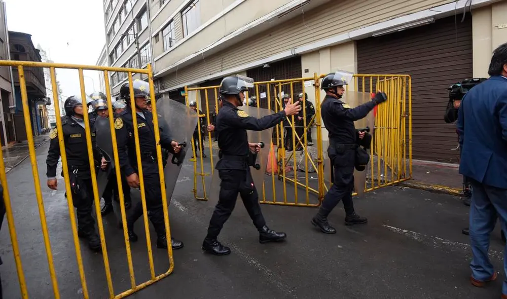 Excongresistas ingresaron al Parlamento en medio de reclamos de ciudadanos [FOTOS]