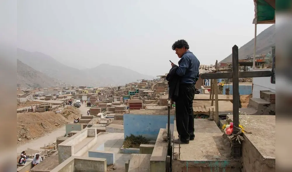 Miles visitan cementerios Padre Eterno, El Ángel y Collique para rendir homenaje a sus madres [FOTOS]