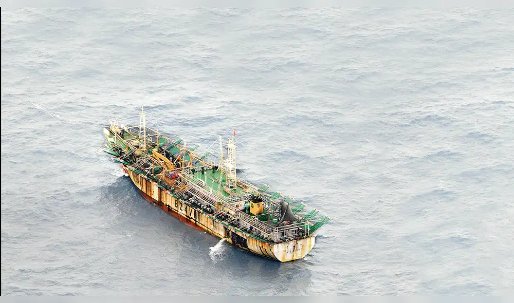 Guardacostas vigila a 300 pesqueros asiáticos cerca de mar peruano