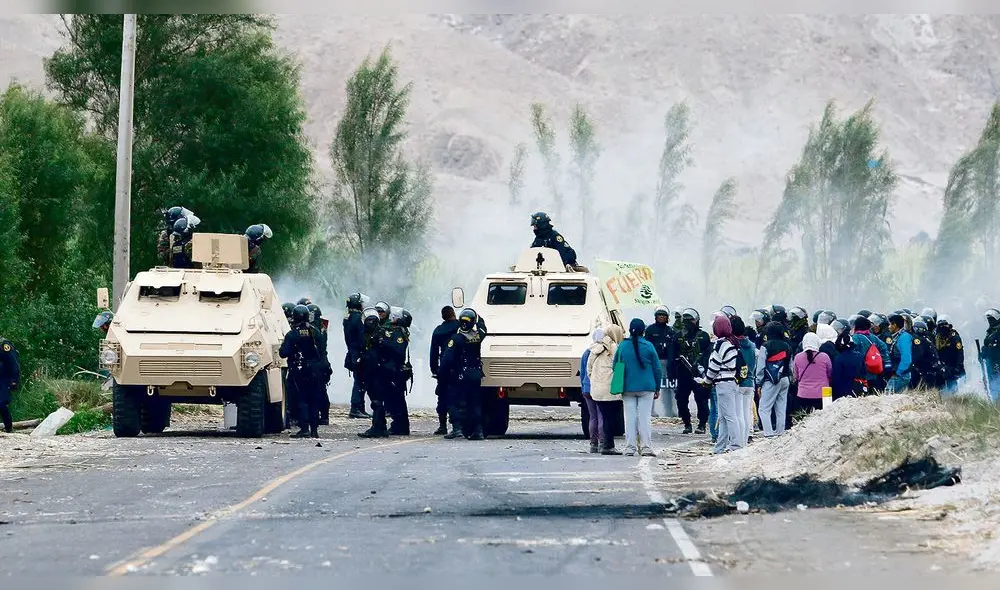 saldo. En segundo día de enfrentamientos, cinco policías resultaron heridos. También hubo un detenido que fue trasladado a Arequipa para ser investigado. saldo. En segundo día de enfrentamientos, cinco policías resultaron heridos. También hubo un detenido que fue trasladado a Arequipa para ser investigado.
