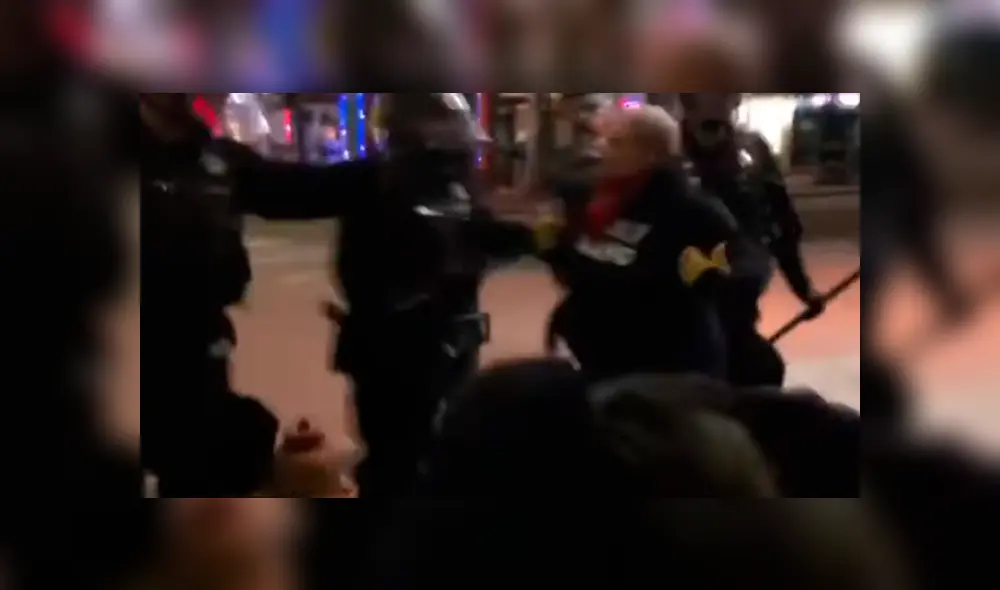 Una manifestante le deseó la muerte de toda su familia a un policía en medio de una protesta en contra del racismo. Foto: Captura/Actualidad RT Una manifestante le deseó la muerte de toda su familia a un policía en medio de una protesta en contra del racismo. Foto: Captura/Actualidad RT