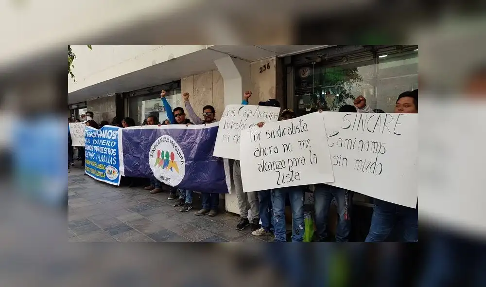 Trabajadores de la Caja Arequipa exigen pago de escolaridad [VIDEO]
