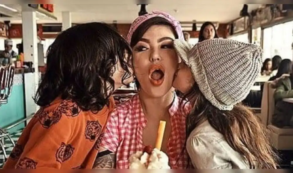 Angie Jibaja posa junto a sus dos hijos Angie Jibaja posa junto a sus dos hijos