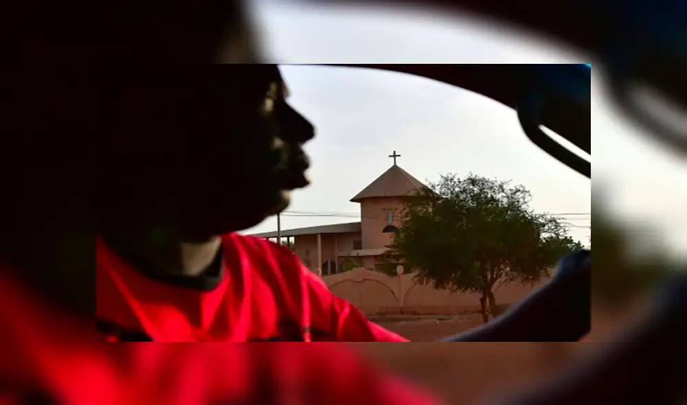 Un hombre conduce su auto frente a una iglesia en la ciudad de Ouahigouya, en el norte de Burkina Faso, el 30 de octubre de 2018. Foto: AFP Un hombre conduce su auto frente a una iglesia en la ciudad de Ouahigouya, en el norte de Burkina Faso, el 30 de octubre de 2018. Foto: AFP