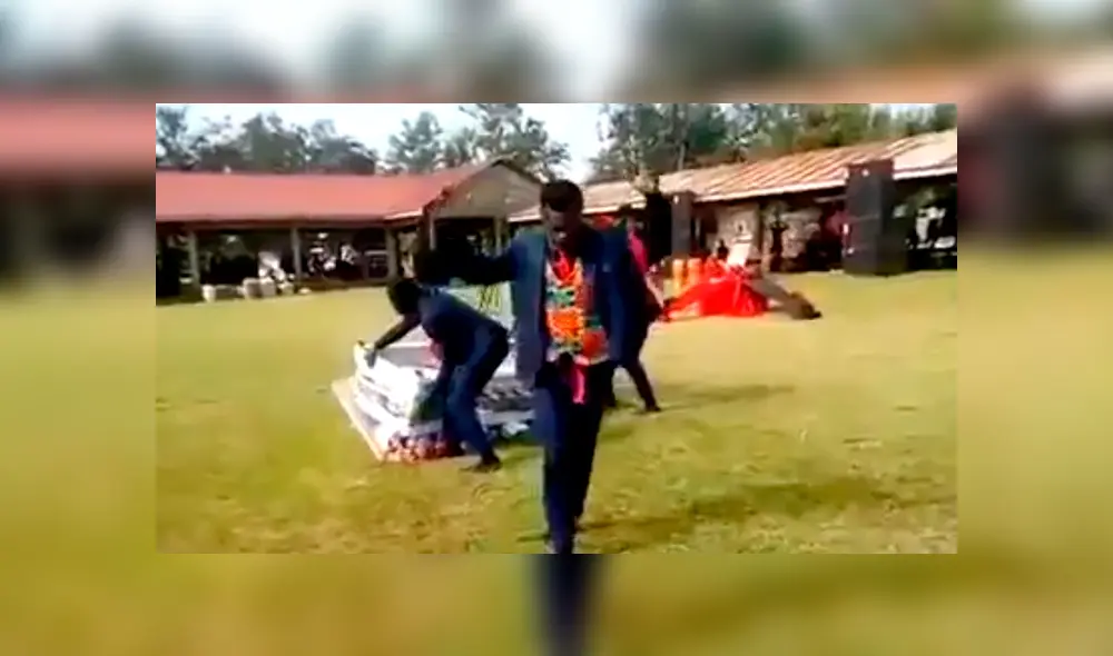 YouTube viral: hombres danzan con ataúd en hombros y un descuido hace que el cadáver caiga [VIDEO]