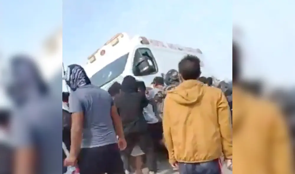 Un grupo de sujetos se acercó a vehículo y lo volteó cerca al peaje de Ica. Foto: captura de Twitter @lalupa_pe Un grupo de sujetos se acercó a vehículo y lo volteó cerca al peaje de Ica. Foto: captura de Twitter @lalupa_pe