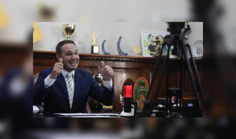 A través de una pantalla, el alcalde de La Victoria, George Forsyth, realiza el primer matrimonio civil virtual. Créditos: Jorge Cerdan /La República. A través de una pantalla, el alcalde de La Victoria, George Forsyth, realiza el primer matrimonio civil virtual. Créditos: Jorge Cerdan /La República.