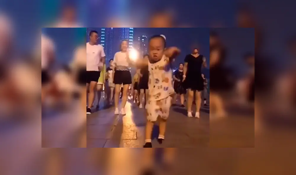 En YouTube, un pequeño dejó impactados a los transeúntes al demostrar su talento en el baile.