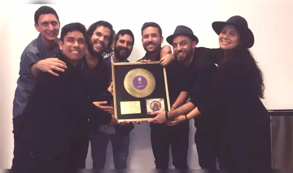 We The Lion recibió el Disco de Oro de manos de Lucho Quequezana We The Lion recibió el Disco de Oro de manos de Lucho Quequezana