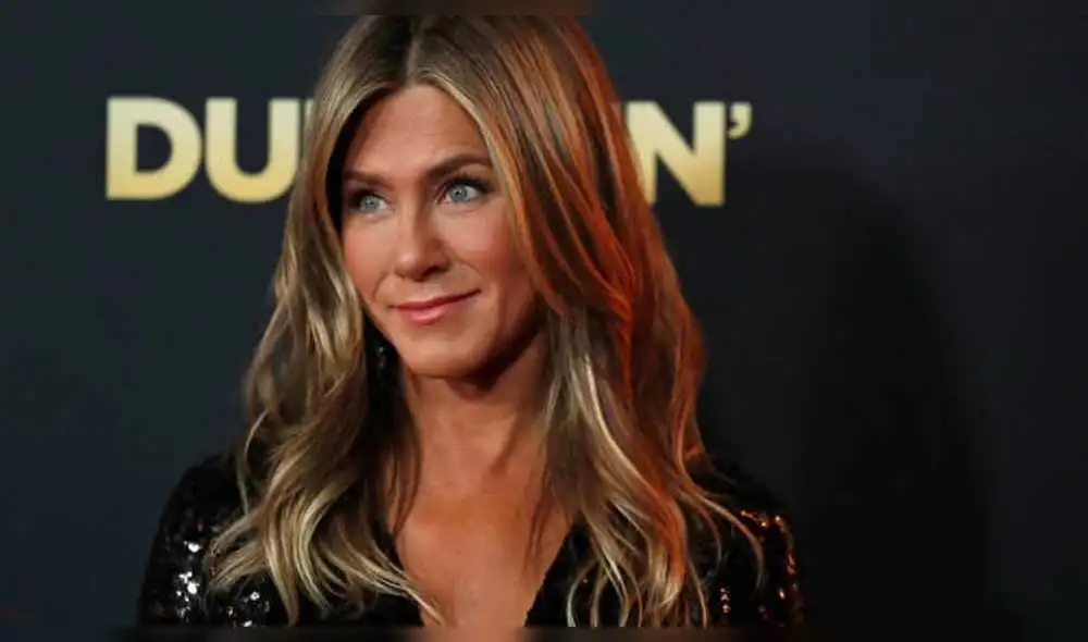 Jennifer Aniston impresiona con atrevido topless a sus 50 años [FOTOS]