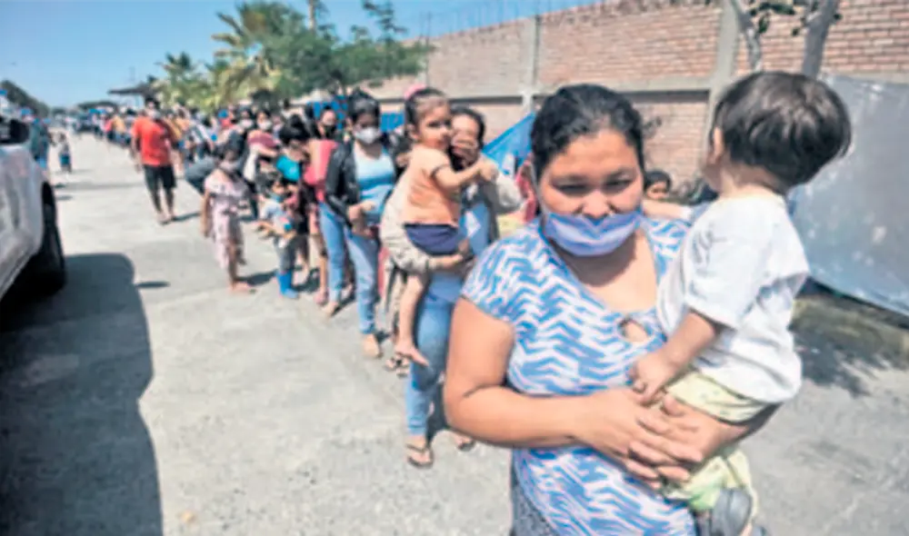 COLAS. En exteriores del Grupo Aéreo N° 8, madres y sus hijos esperan vuelos humanitarios