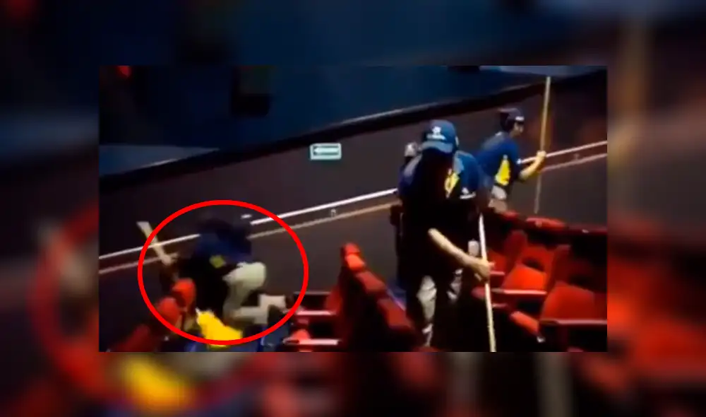 Facebook viral: brutal caída sufre empleada de Cinépolis mientras limpiaba la sala [VIDEO]