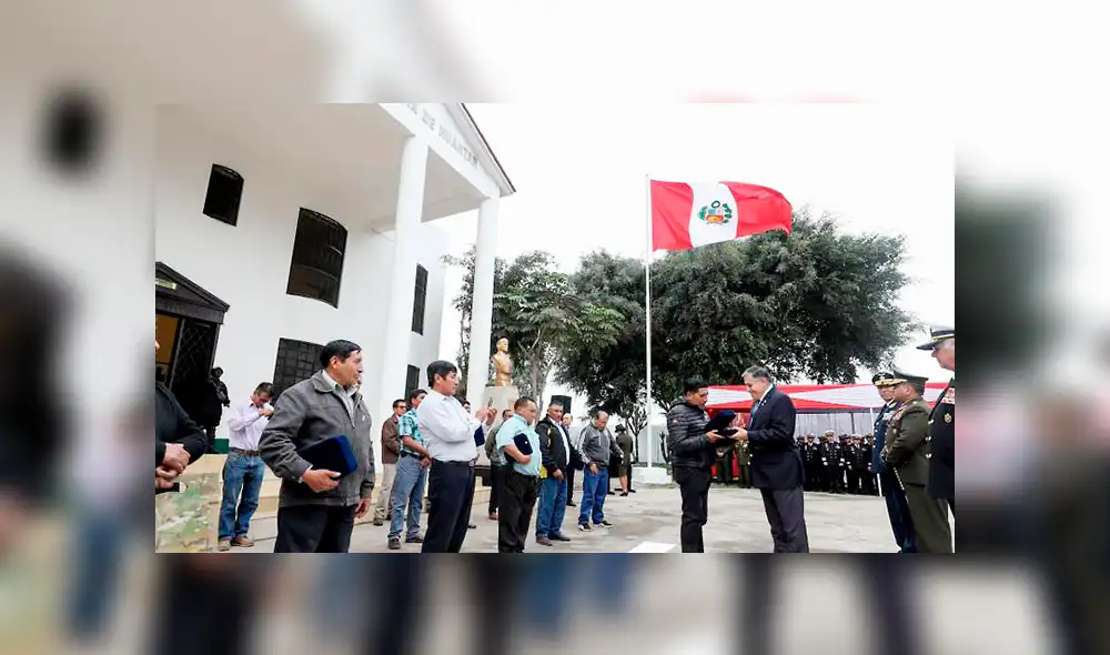 Honrados. Los mineros esperan los aplausos de la gente.