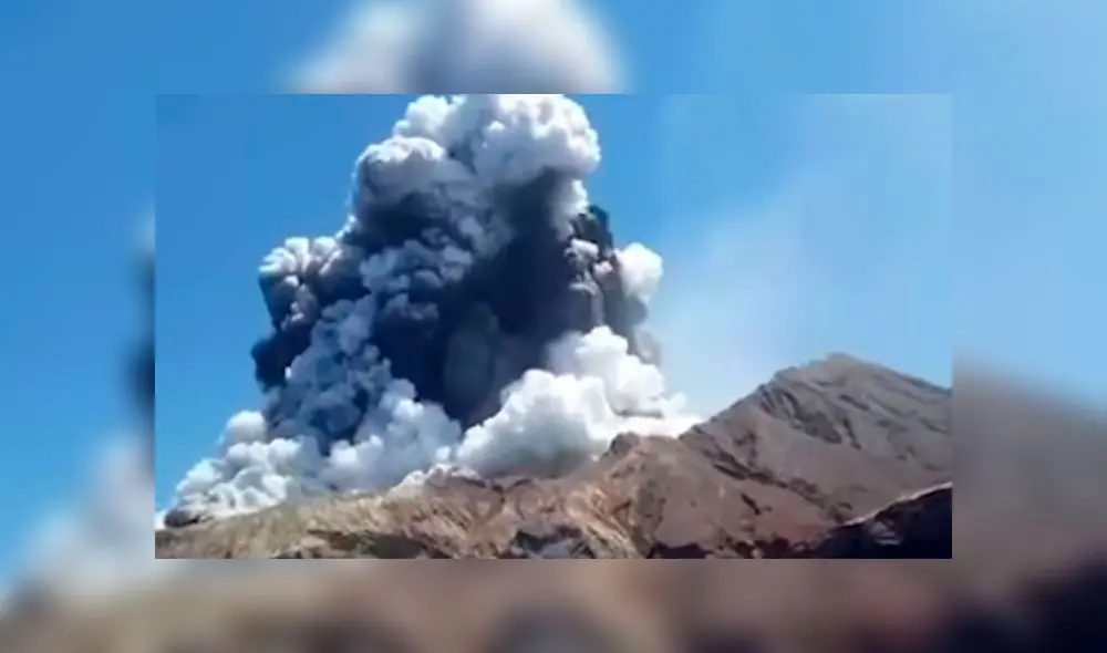Momento en que el volcán White Island entra en erupción. Captura de video. Momento en que el volcán White Island entra en erupción. Captura de video.